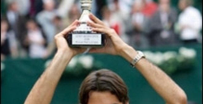 Federer gana su quinto título en Halle