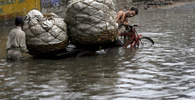 Al menos 25 muertos y 200.000 desplazados por inundaciones en la India