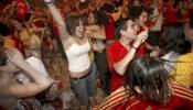 La afición española festeja el fin del maleficio italiano