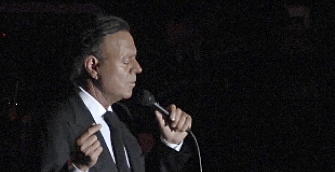 Julio Iglesias interrumpe un concierto en Rusia por un "problema cardiaco"