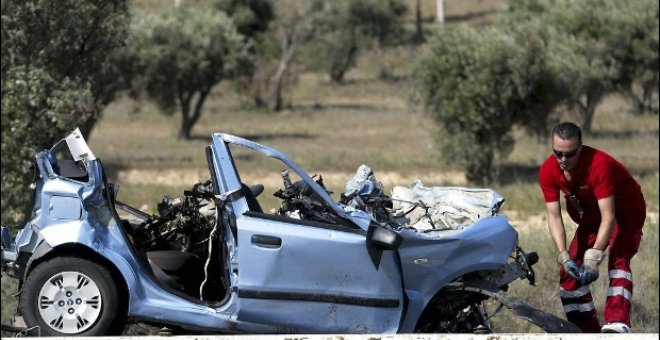 Tres jóvenes italianos fallecen al chocar su vehículo contra un camión