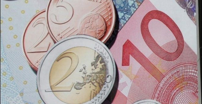 El euro se mantiene en 1,5755 dólares al cierre
