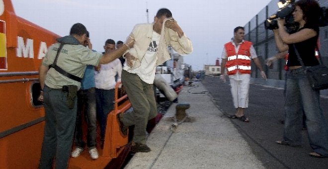 Interceptada una patera con 13 inmigrantes magrebíes en Almería