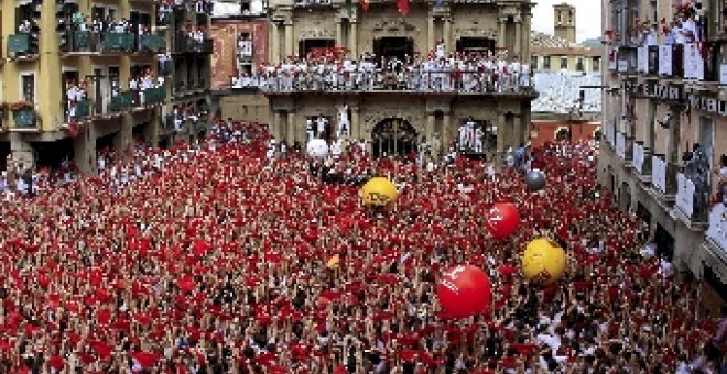 El cohete prendido por Uxue Barkos abre los Sanfermines de 2008