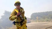 Los bomberos se aprovechan del tiempo para ganarle terreno al fuego en California