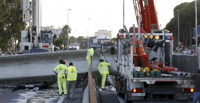 Seis heridos, entre ellos un menor, al caer un puente peatonal sobre la A-7