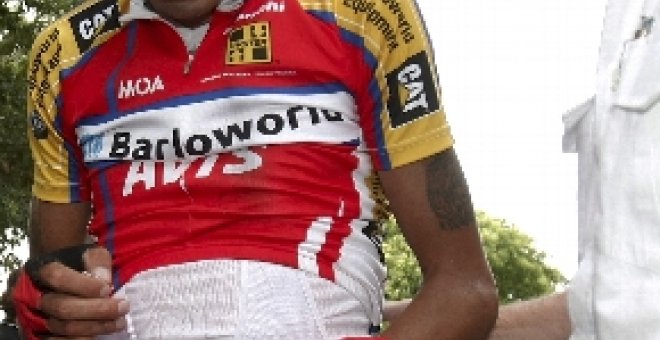 El colombiano Soler abandona el Tour ante los problemas en sus muñecas