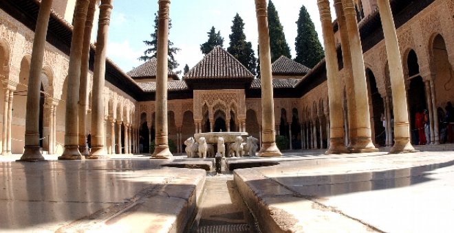 Naruhito, fascinado por el agua de las fuentes de la Alhambra