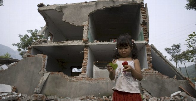 Los padres siguen buscando culpables cuando se cumplen dos meses del seísmo en China