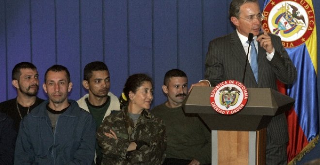 Delegados del CICR visitan a los rebeldes capturados para investigar el uso de su emblema