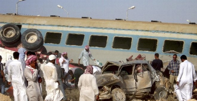 Mueren 37 personas al ser arrollado un autobús y varios vehículos por un tren en Egipto