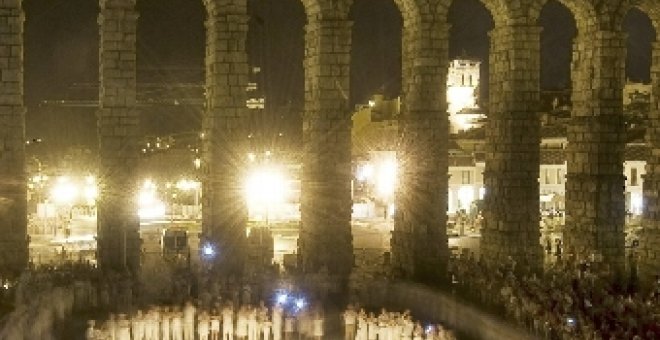 Ouka Leele recrea la luz de la luna en el Acueducto de Segovia con medio millar de voluntarios