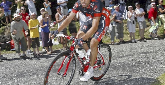 Oscar Pereiro se retira del Tour con una posible fractura de clavícula