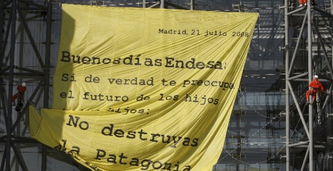 Ecologistas despliegan una pancarta en Endesa para pedir respeto a la Patagonia