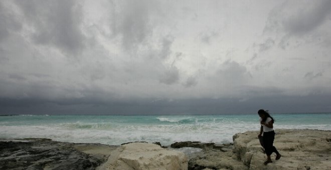 La tormenta "Dolly" llega a Yucatán y "Cristóbal" se aleja de la costa de Carolina del Norte