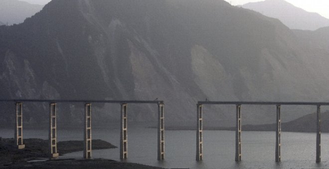 Un puente de Sichuan sigue en pie a pesar del terremoto y de 380 kilos de explosivos