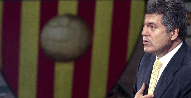 El vicepresidente del Valencia supedita el posible fichaje de Eto'o a la marcha de Villa o Silva