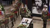 El Presidente ruso acude a los funerales del escritor en el Monasterio Donskói