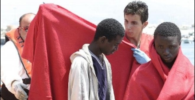 Llegan a Motril los 36 inmigrantes subsaharianos localizados en el cabo de Sacratif