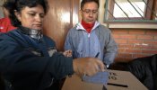 Bolivia vota en calma pero sin resolver las dudas sobre la fórmula revocatoria