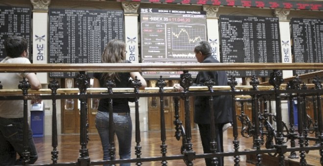 La Bolsa española sigue a la baja a mediodía pero recupera los 12.000 puntos