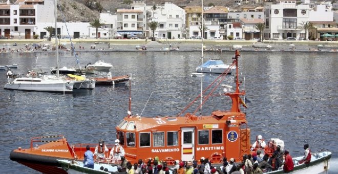 Llegan 63 inmigrantes a La Gomera tras ser avistados en alta mar por un atunero
