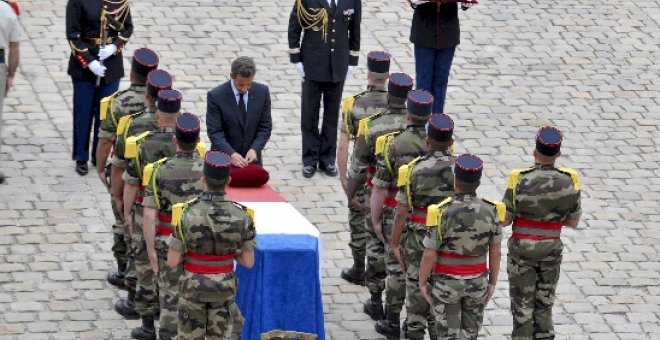 Francia rinde emotivo y solemne tributo a sus soldados caídos en Afganistán