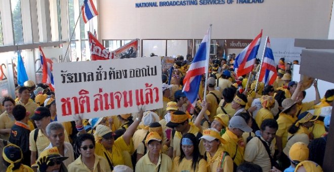 Activistas antigubernamentales irrumpen en los estudios del canal del Estado en Bangkok