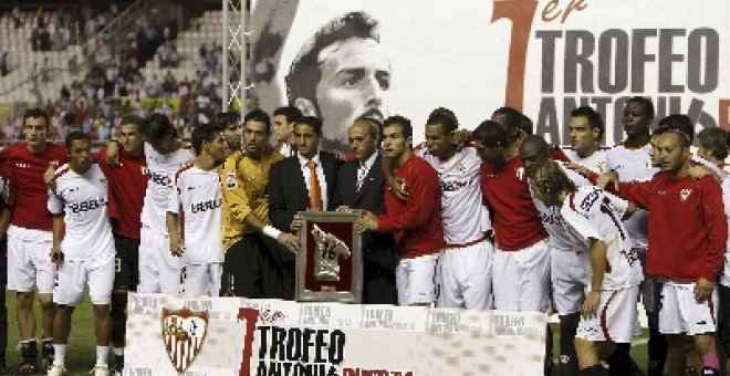 2-0. El Sevilla fue muy superior al Málaga y ganó el Trofeo Antonio Puerta