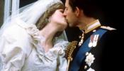 Un trozo de la tarta nupcial de Diana de Gales se vende por 1.200 libras