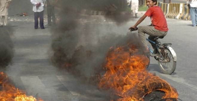 Mueren ocho policías en una explosión al paso de su vehículo en Pakistán