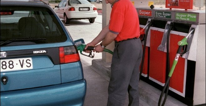 La gasolina baja en España el 3,6% en lo que va de mes y el gasóleo el 7,2%