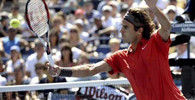 Federer recupera su nivel y Djokovic sufre para llegar a octavos en el Abierto de EE.UU.