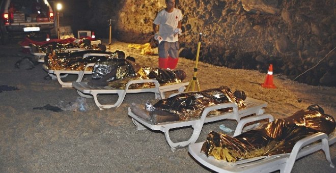 Un cayuco con 62 personas llegó a una playa del sur de Tenerife