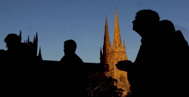 Detenido un sacerdote católico jubilado acusado de 93 delitos de abuso sexual