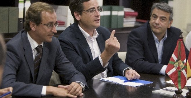 Basagoiti sospecha que el PSOE y el PNV han pactado para mantener sus gobiernos
