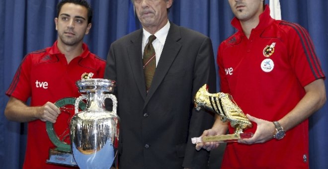 Xavi y Villa recibieron el galardón de mejor jugador y máximo goleador de la Eurocopa