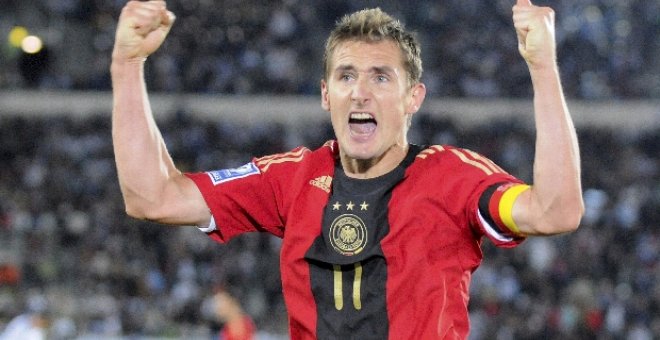 Italia, España e Inglaterra cumplen, Francia se redime y Klose salva Alemania