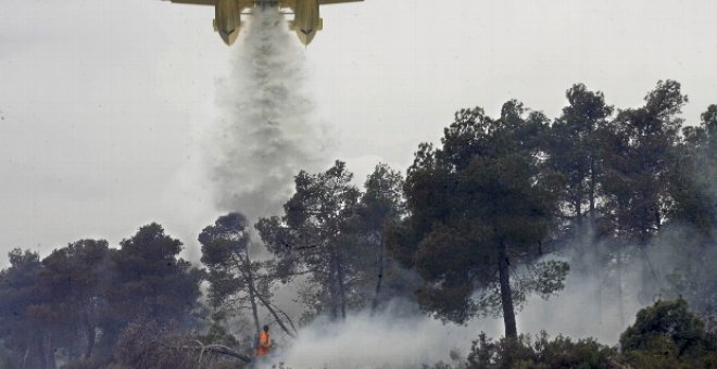 Un incendio forestal declarado anoche en Benimantell continúa sin extinguir