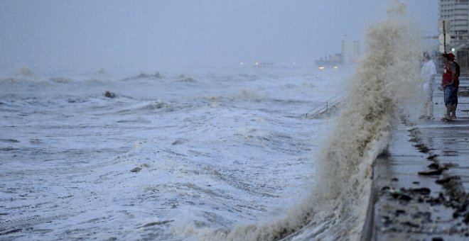 "Ike" provoca inundaciones y temor generalizado en la costa en Texas