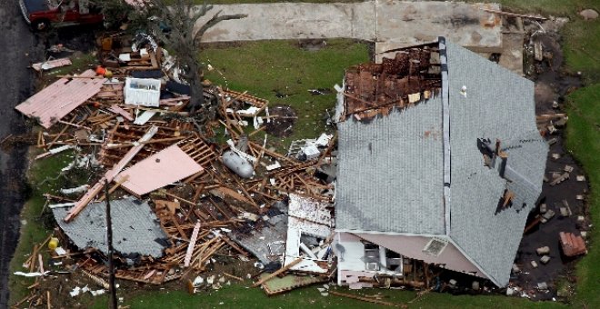 Continúa la búsqueda de víctimas por el huracán "Ike" y las autoridades calculan los daños