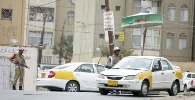 Un coche bomba contra la embajada de EEUU en Yemen mata a 16