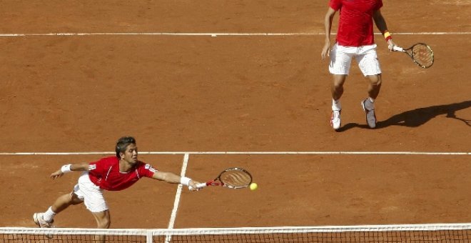 2-1 Estados Unidos recorta diferencias con la victoria en el doble