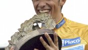 Contador recibe un trofeo por entrar en el "Grupo de las tres grandes"