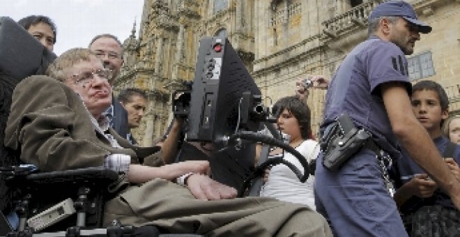 Hawking recibido en Santiago de Compostela como una 'estrella' de la ciencia