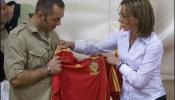 Chacón regala a los militares españoles camisetas de la selección