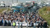 La plantilla de Nissan organiza una batalla campal tras la presentación del ERE