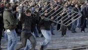 Jóvenes radicales llenan de violencia Atenas por séptimo día seguido