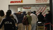 Resignación y enfado entre los pasajeros de Iberia