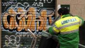 Las ciudades limpian los grafitis a base de multas